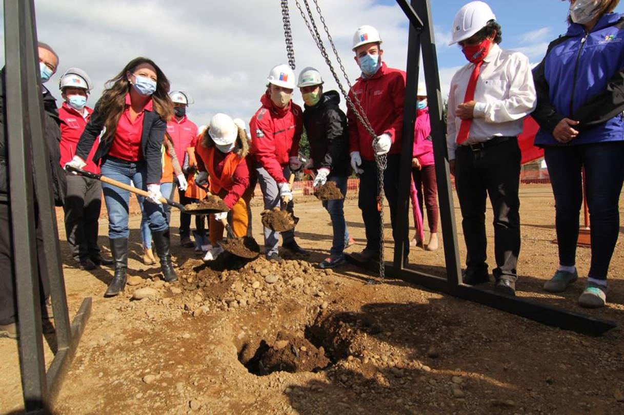 Primera piedra y entrega de viviendas marcan la primera jornada del Ministro Felipe Ward en Los Ríos