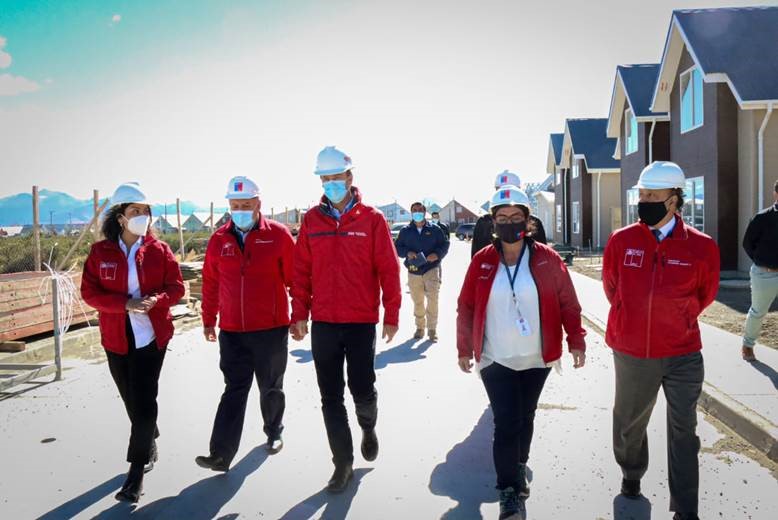 Ministro Felipe Ward visita el terreno donde se construyen viviendas que beneficiarán a 159 familias de Puerto Natales