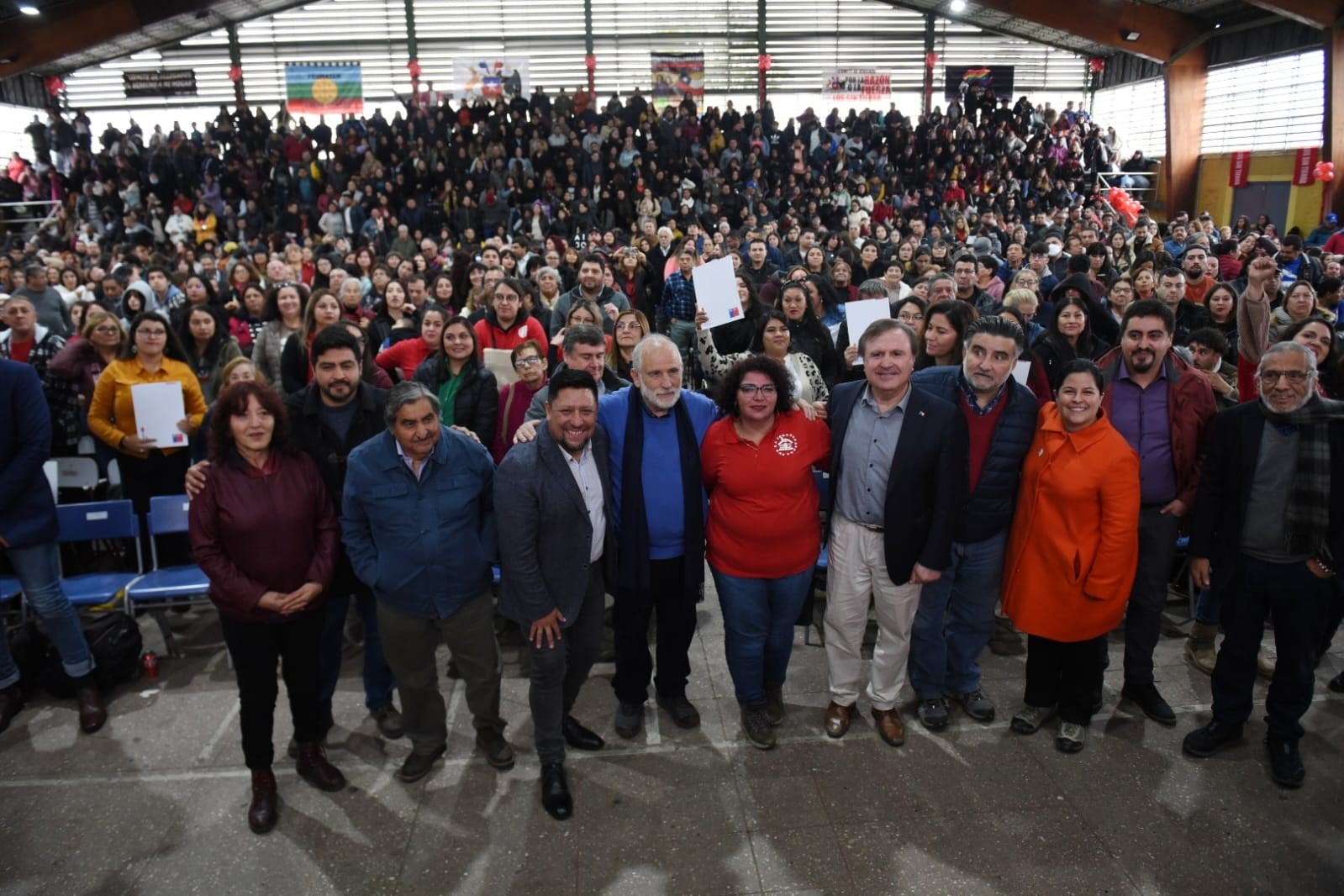 Ministro Carlos Montes entrega 765 subsidios habitacionales a familias de El Bosque