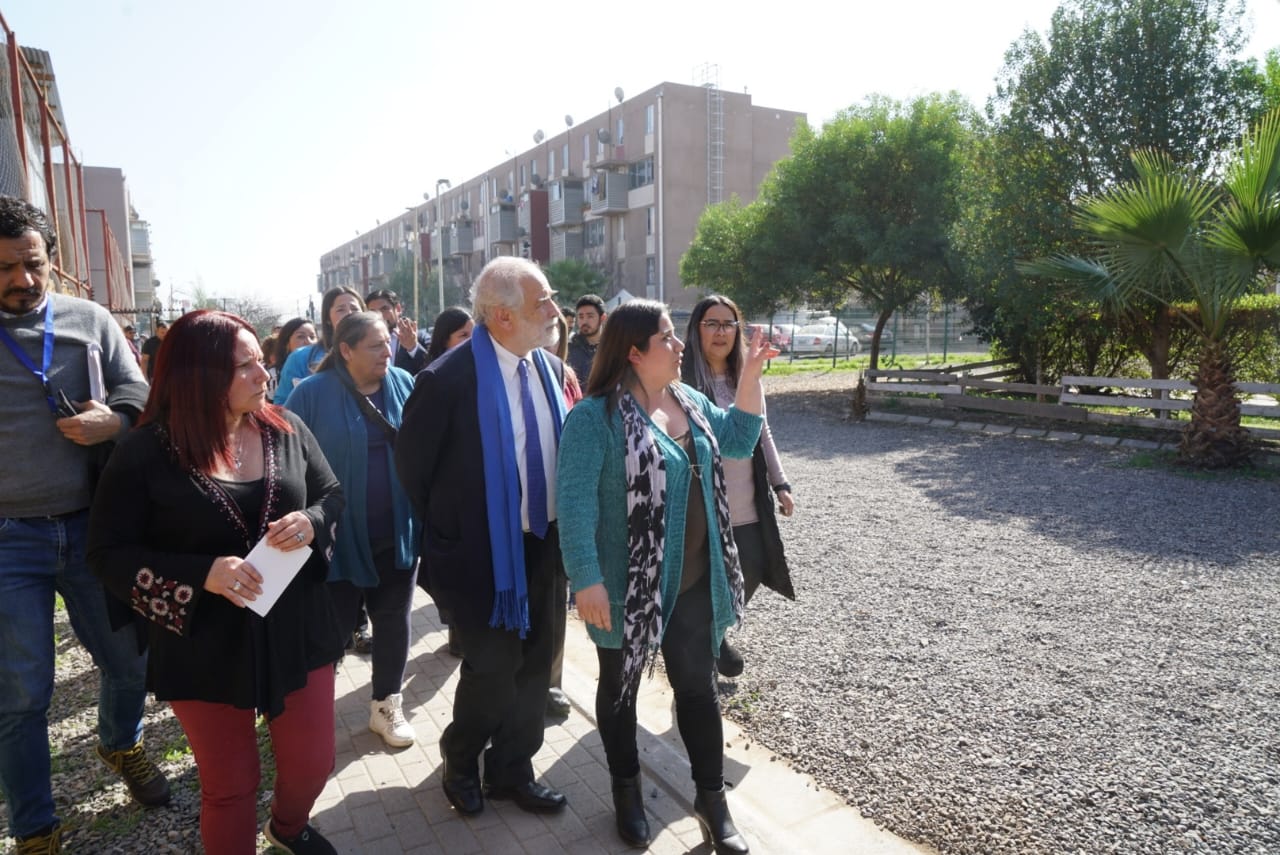 Ministro Montes se reúne con vecinos del conjunto habitacional “San Saturnino” en Quilicura