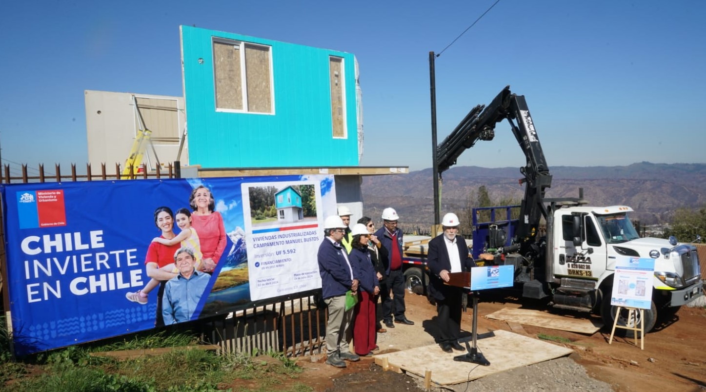 Ministro Montes por reconstrucción en la región de Valparaíso: “Ya estamos con cuatro viviendas definitivas en construcción y en pocos días estará terminada la primera”