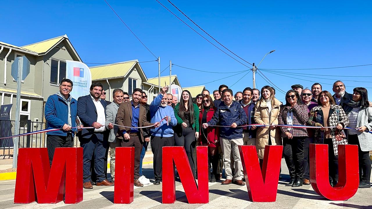 Avanza el PEH en Atacama: ministro Montes inaugura el conjunto habitacional más grande en la historia de la comuna de Huasco