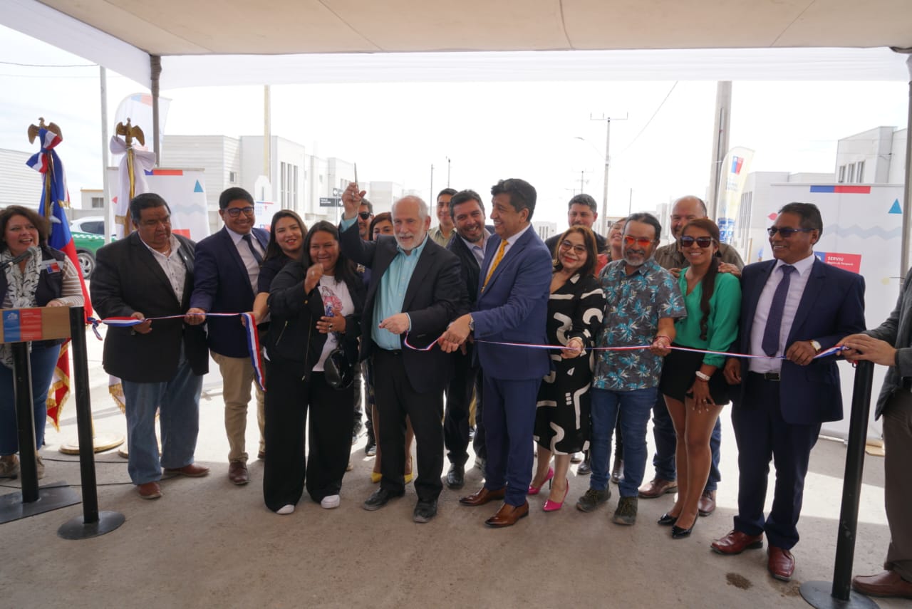 Ministro Carlos Montes celebró la entrega de 159 viviendas de los proyectos Sol de Pica I y II en la región de Tarapacá