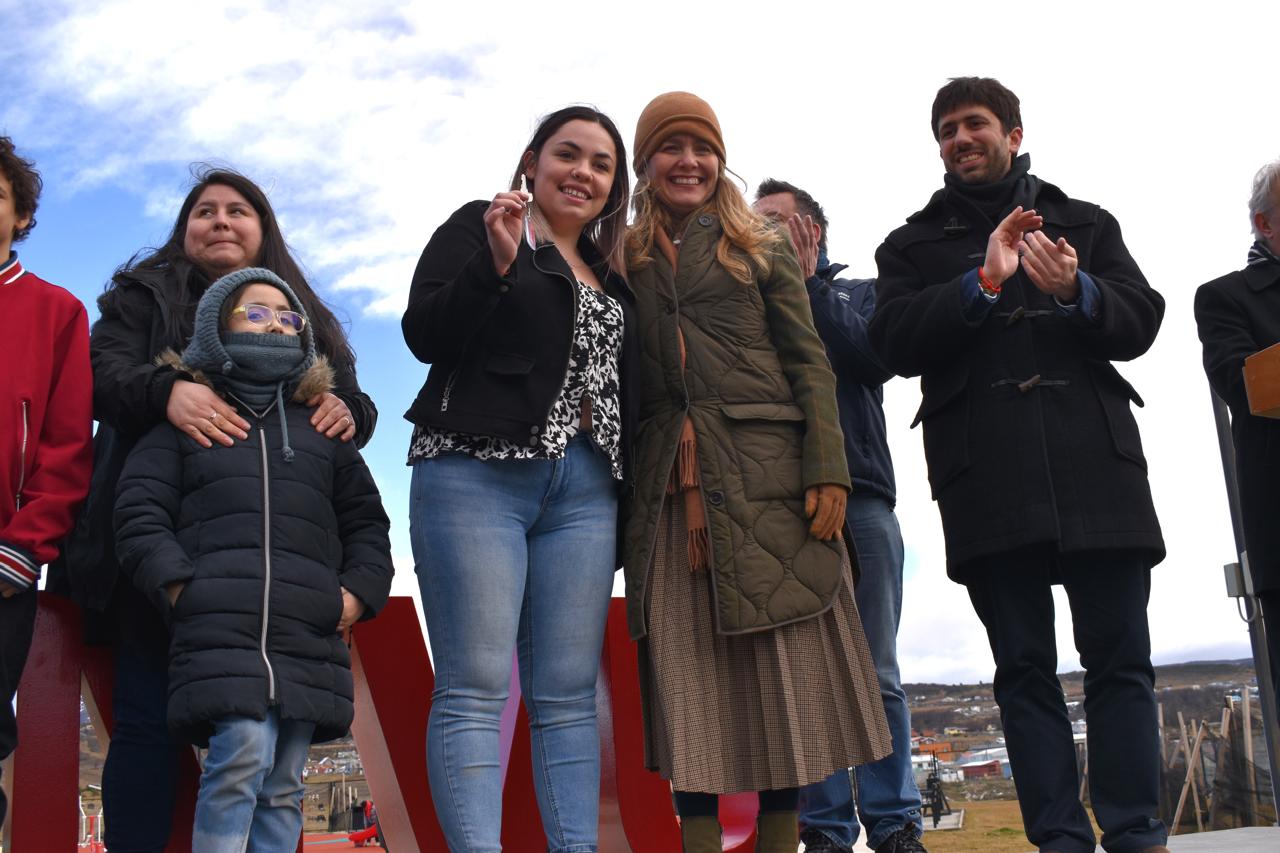 Subsecretaria Gabriela Elgueta entrega 128 viviendas a familias de Punta Arenas