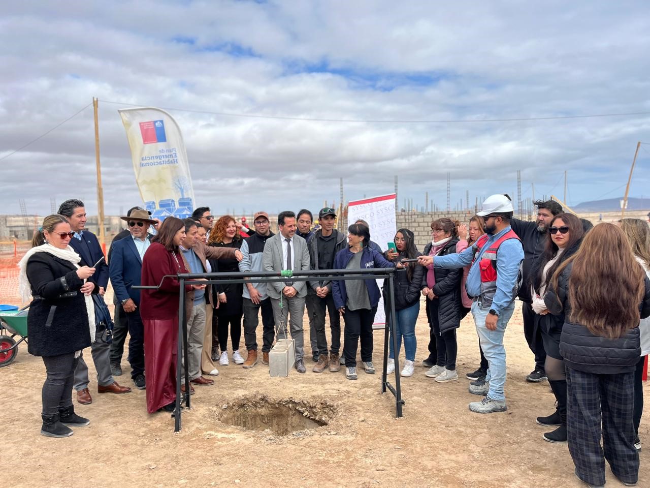 Minvu Atacama, Gore y familias beneficiadas realizan tradicional primera piedra para oficializar construcción de 151 viviendas en Caldera