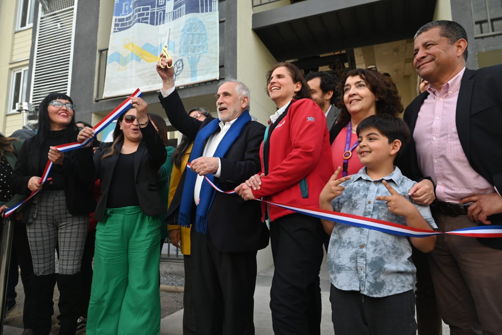 Ministro Montes, tras inauguración de proyecto en Peñalolén: “Ya no se está pensando en que la gente se vaya a vivir donde el terreno es más barato”