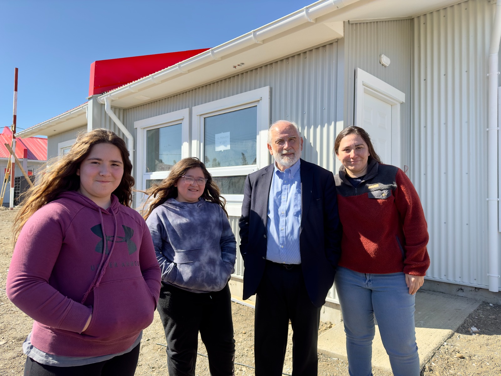 Ministro Montes visita obras del primer proyecto habitacional en la historia que el Minvu construye en la comuna de Torres del Paine