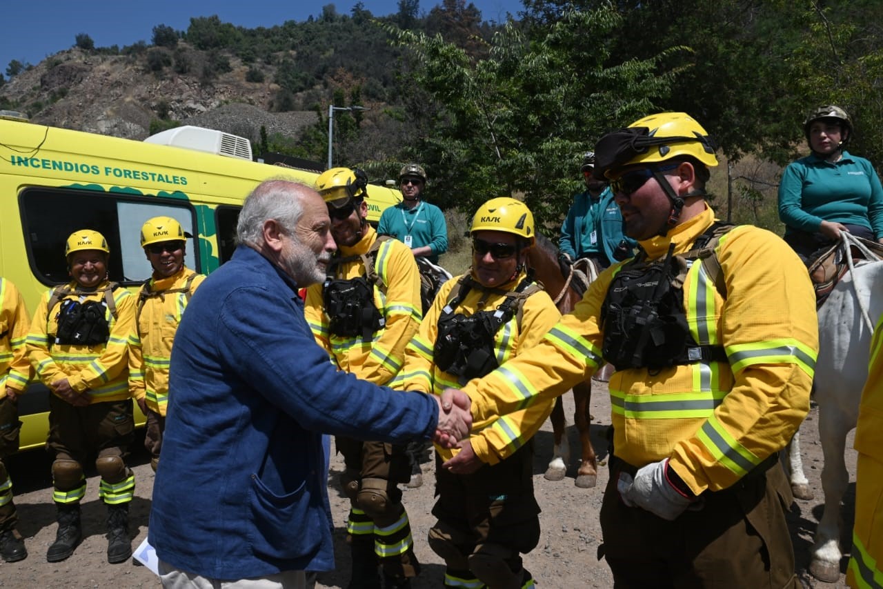 Gobierno presenta medidas para prevenir y enfrentar incendios en hogares, barrios y parques urbanos