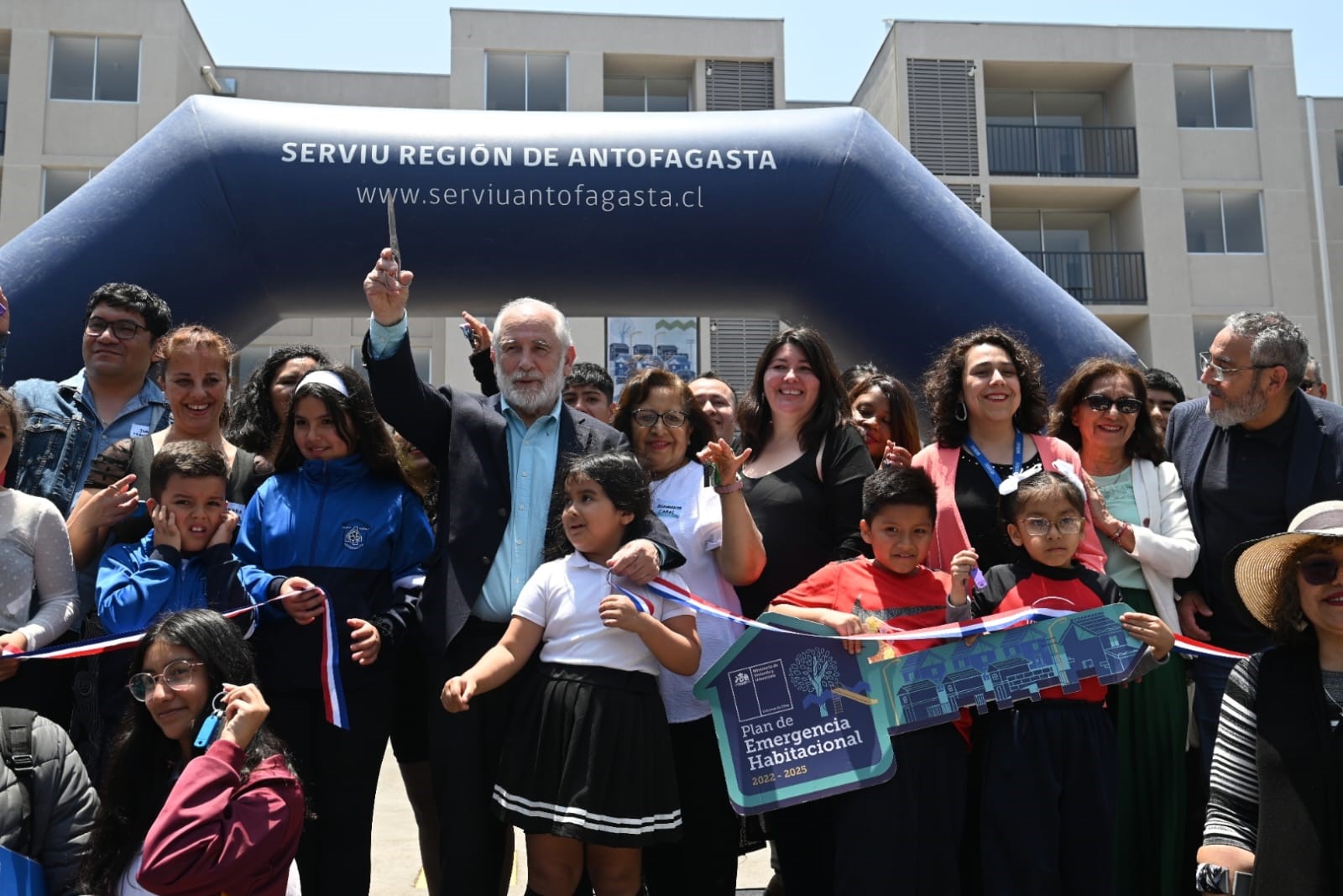 Ministro Montes entrega llaves de sus viviendas a las familias del conjunto habitacional “Montevideo” en Antofagasta