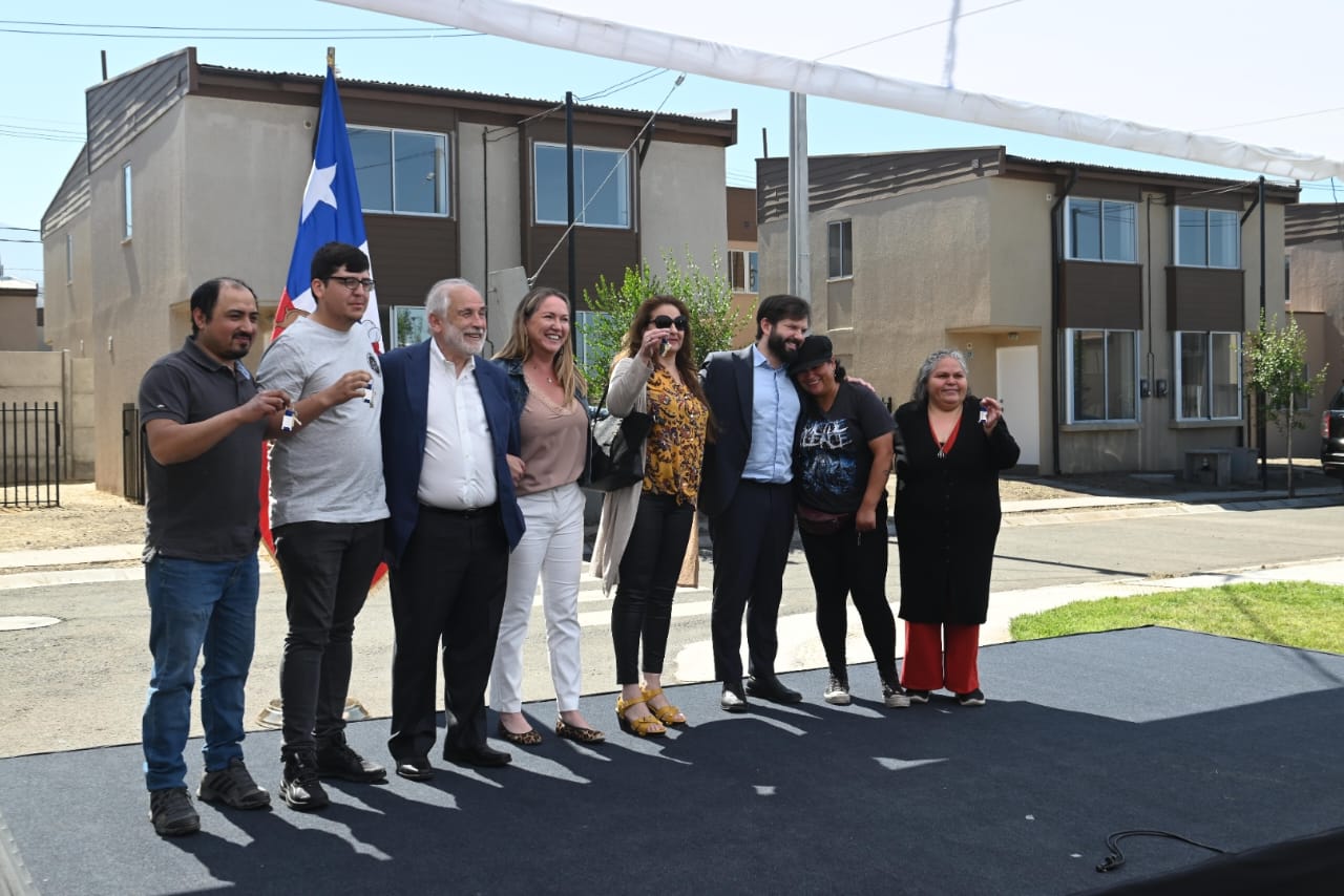 Presidente Gabriel Boric en entrega de viviendas en Colina: «Cada vez que entregamos casas, entregamos también un barrio y formamos una comunidad»